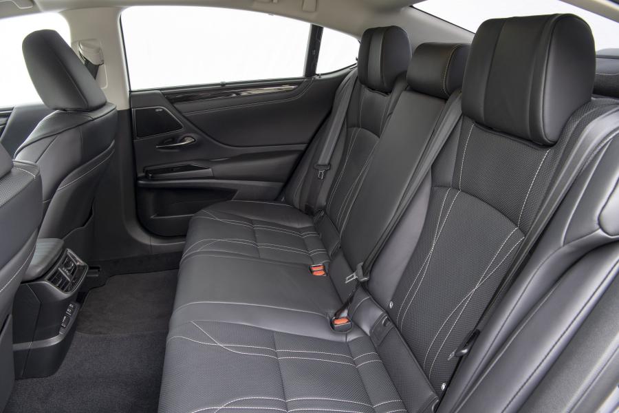 Интерьер Lexus ES300h 2019 года  (UK) (фото 26 из 30)